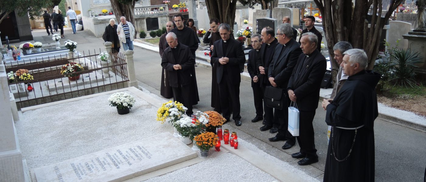 Biskup i koncelebranti pred svećeničkom grobnicom