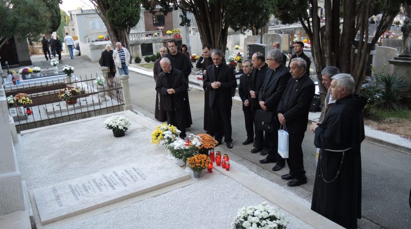 Biskup i koncelebranti pred svećeničkom grobnicom