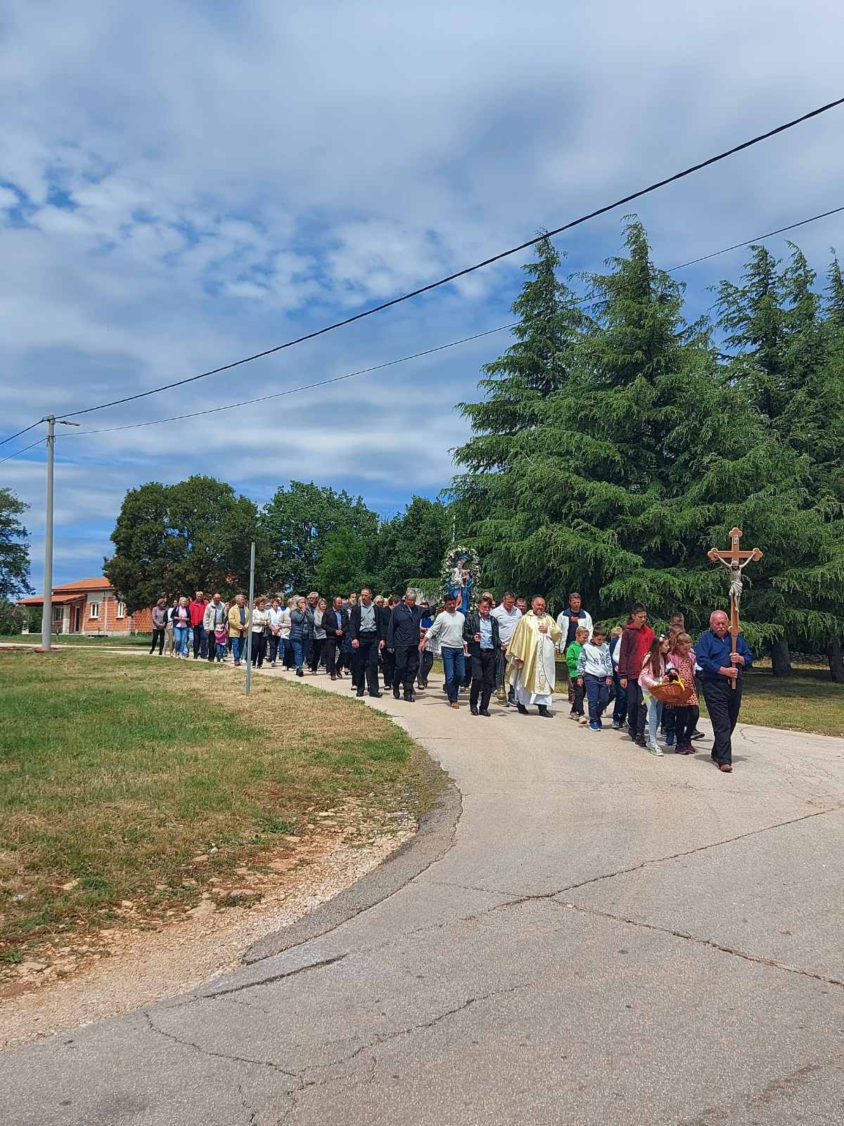 procesija selom na majnicu