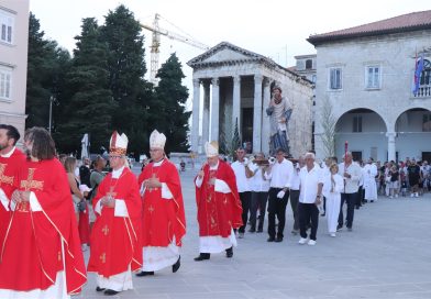 Veličanstvena procesija s kipom sv. Tome ulicama Pule