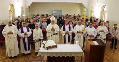 Biskup Štironja prvi put na adventskom susretu Caritasa u Pazinu