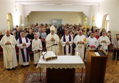 Biskup Štironja prvi put na adventskom susretu Caritasa u Pazinu