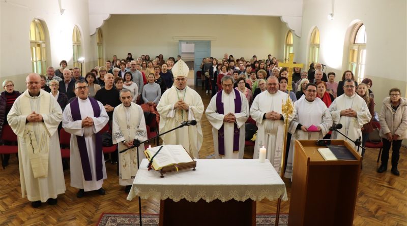 Biskup Štironja prvi put na adventskom susretu Caritasa u Pazinu