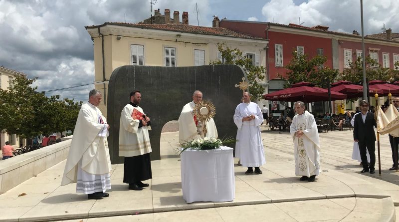 Biskup Štironja predvodio proslavu svetkovine Tijelova u Poreču i u Puli