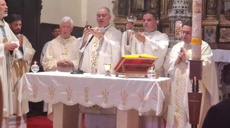 Spomen obilježje u čast biskupu Antunu Bogetiću i svećenicima Premanture