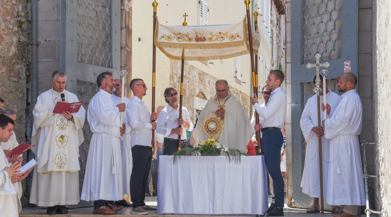 Biskup Štironja predvodio svetu Misu i tijelovsku procesiju u Poreču i u Puli