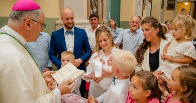 Biskup Ivan Štironja krstio peto dijete obitelji Jakus u župi Tinjan Biskup Ivan Štironja krstio peto dijete obitelji Jakus u župi Tinjan