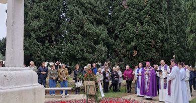 Biskup Štironja predvodio misno slavlje o svetkovini Svih svetih na groblju u Poreču