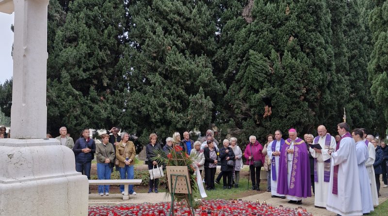 Biskup Štironja predvodio misno slavlje o svetkovini Svih svetih na groblju u Poreču Biskup Štironja predvodio misno slavlje o svetkovini Svih svetih na groblju u Poreču