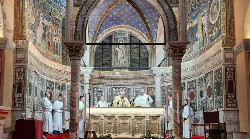 Biskup Štironja predvodio misu polnoćku u Porečkoj katedrali