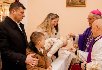 Biskup Štironja krstio šesto dijete obitelji Bartolić u Karojbi