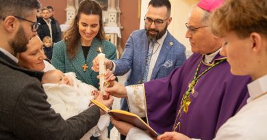 Biskup Ivan Štironja u Gračišću krstio šesto dijete u obitelji Zović