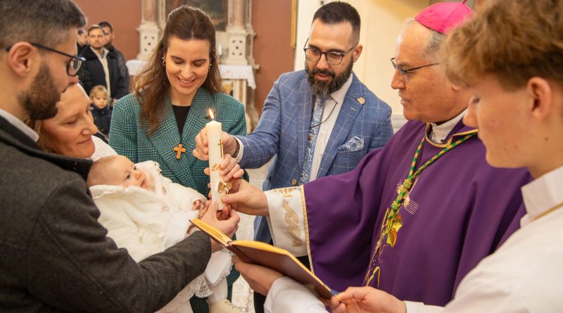 Biskup Ivan Štironja u Gračišću krstio šesto dijete u obitelji Zović